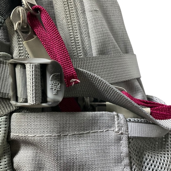 🎒 The North Face‎ “Pivoter” Backpack – Gray w/ Magenta Trim - Picture 5 of 7